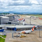 Energia crítica em aeroportos com retificadores industriais e baterias VRLA. Veja como garantir energia ininterrupta no Aeroporto de Confins.