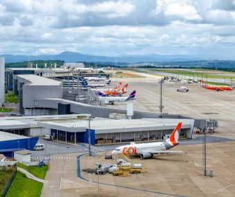 Energia crítica em aeroportos com retificadores industriais e baterias VRLA. Veja como garantir energia ininterrupta no Aeroporto de Confins.